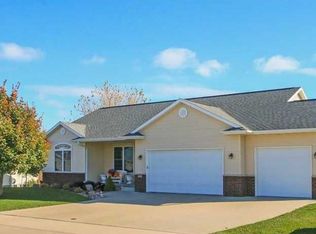 706 Bergamot Ln, Solon, IA 52333