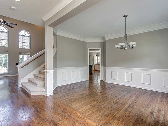 5th image of 300 Hollybrook Cres