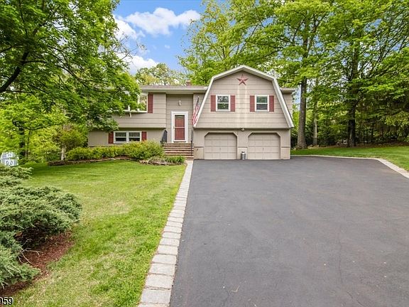 2nd image of 10 Hemlock Pl