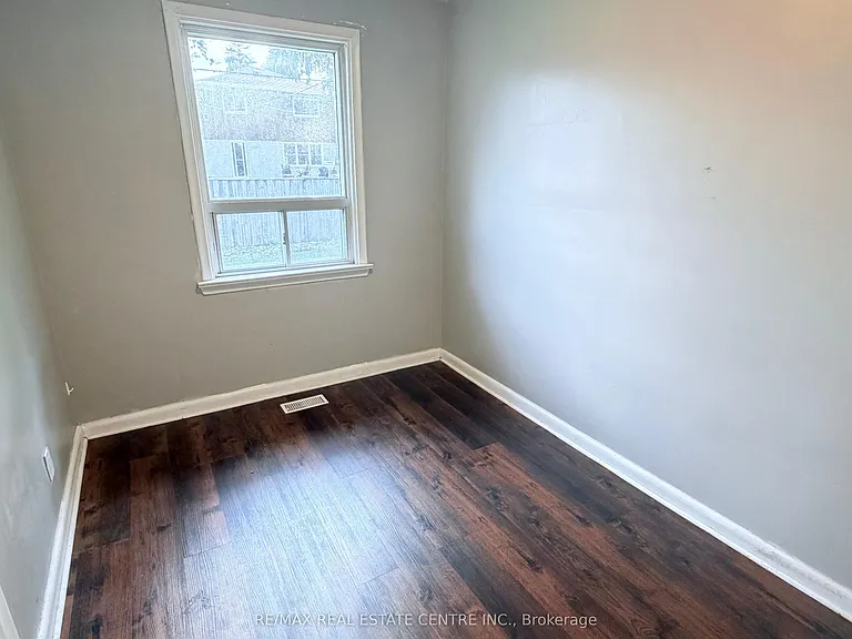 52 Sharbot Ave — Photo 4