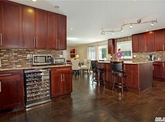 5th image of 615 Sandra Ave