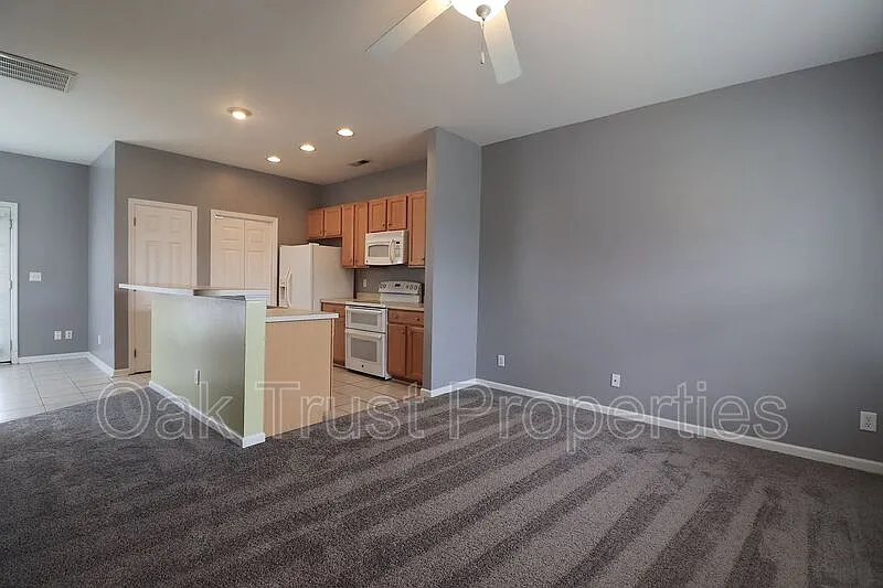 3 bed, 2.5 bath, 1120 sqft, $1,900 — Photo 2
