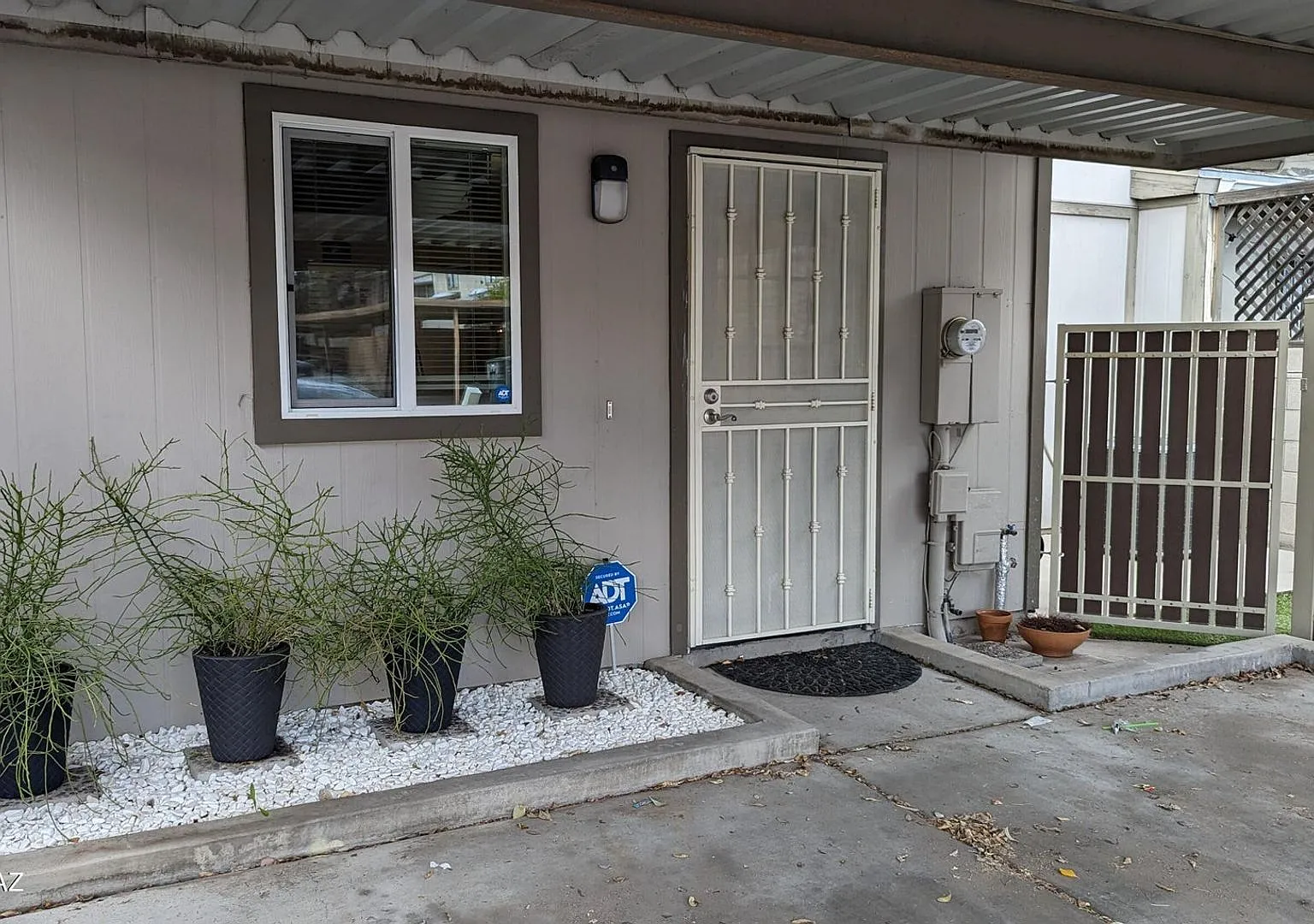 Cool 2 story townhouse — Photo 1