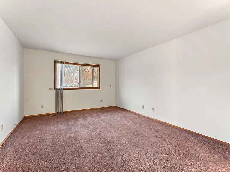 2588 Parkview St #4 — Photo 8