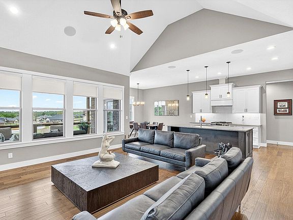 2nd image of 1632 W Gaslight Drive