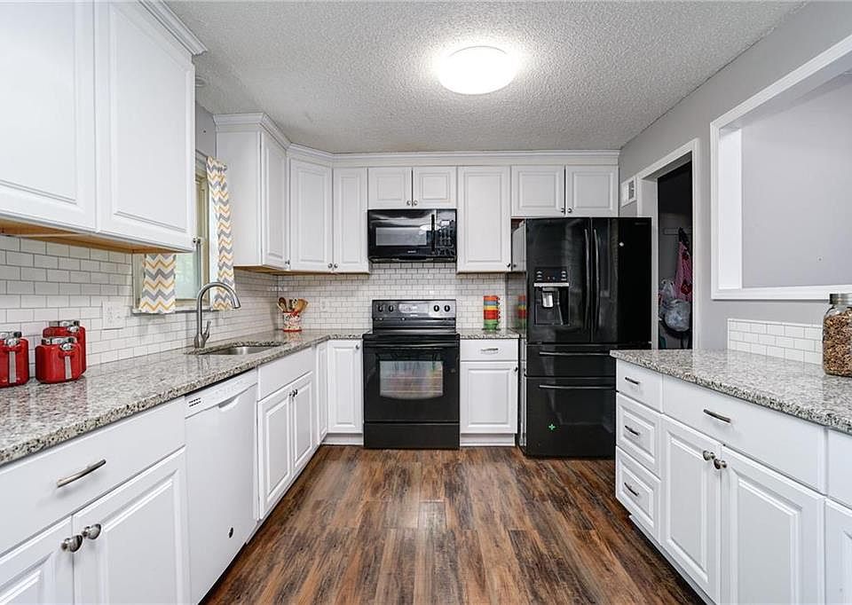 1st image of 821 Englewood St