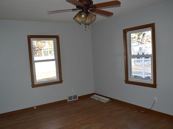 4th image of 718 N Shore Dr