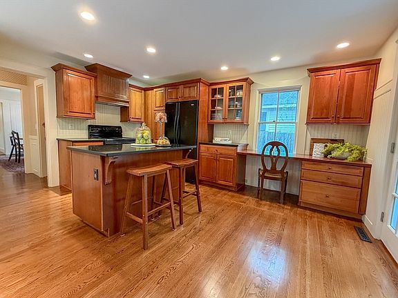 5th image of 12 Cottage St