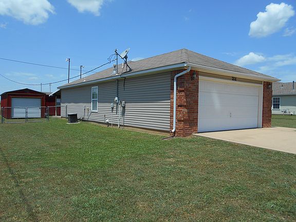 3rd image of 701 Persimmon St SW