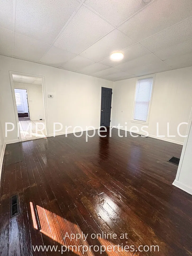 2 Bedrooms/1 Bathroom House — Photo 2