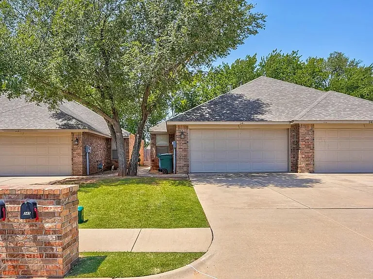 341 Sterling Pointe Way — Photo 1