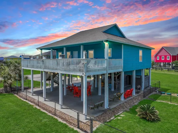 962 Surfside Dr, Crystal Beach, TX 77650