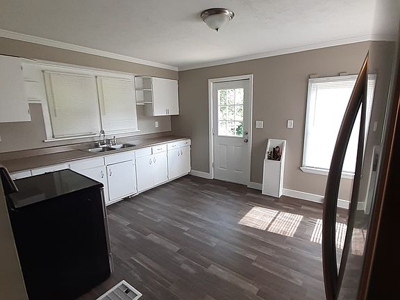 3rd image of 929 Pawnee St