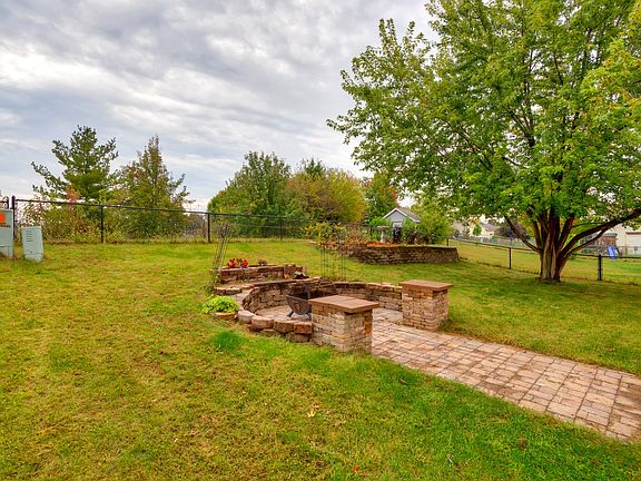 3rd image of 3105 SW Townpark Dr