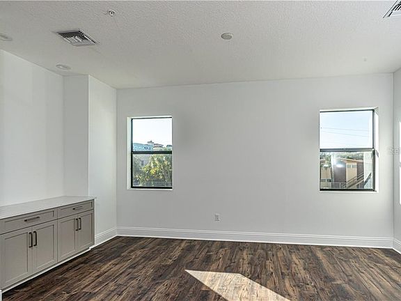 4th image of 52 N School Ave