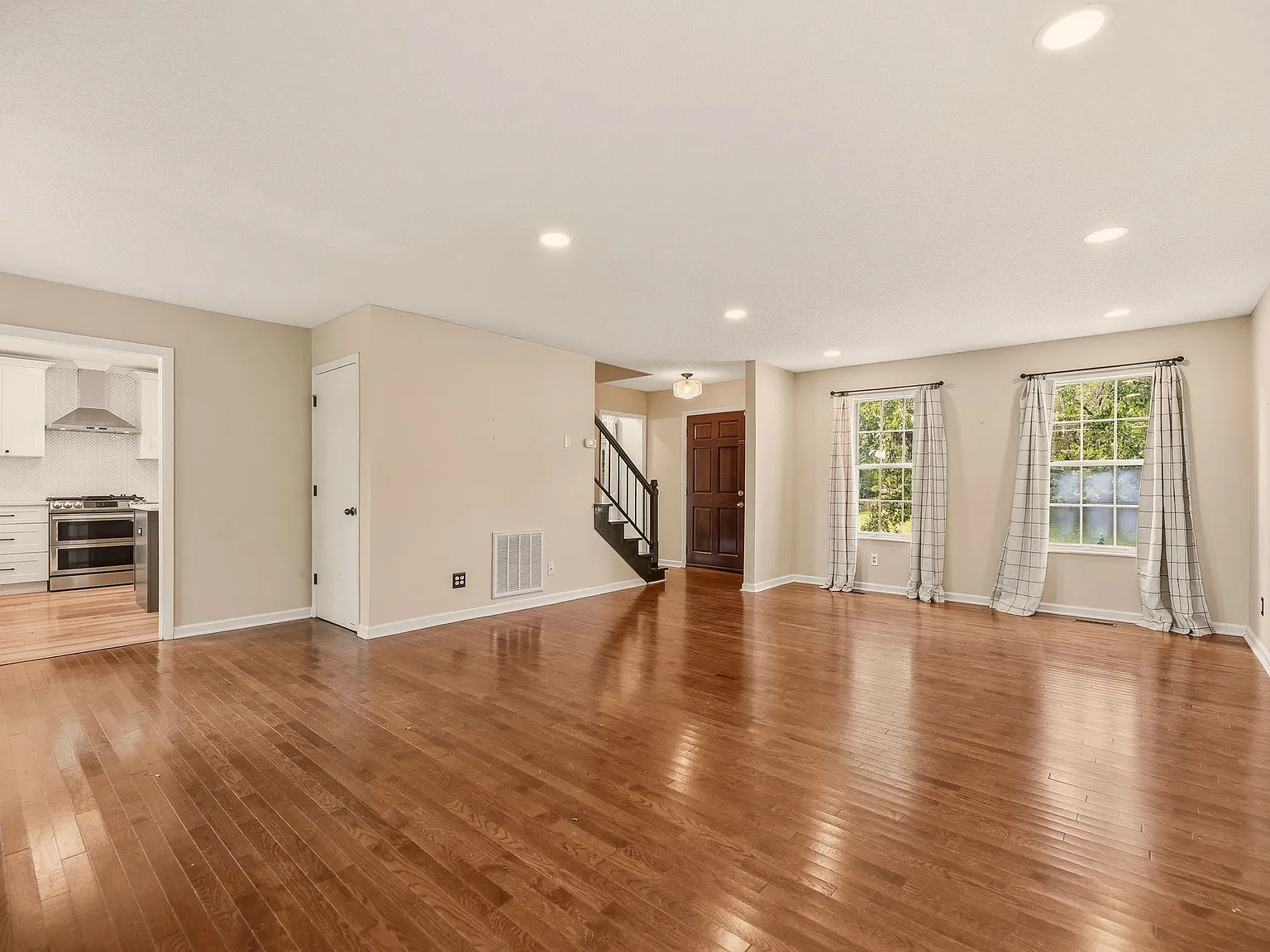 3 bed, 2.5 bath, 1896 sqft, $2,400 — Photo 3