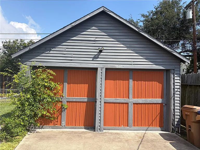 440 Naples St — Photo 9