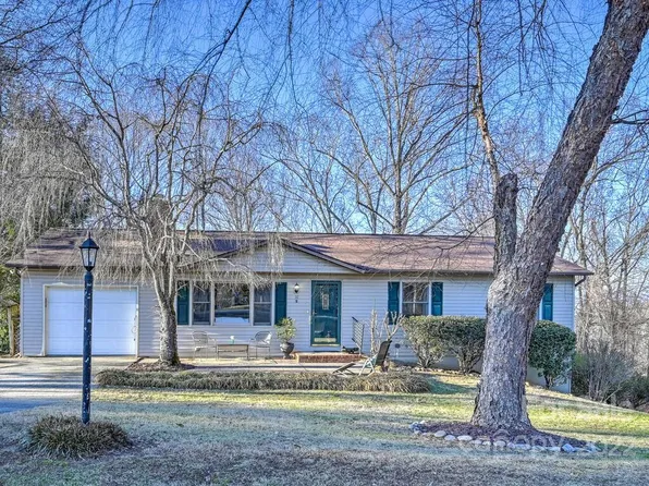 41 Laurel Way W, Horse Shoe, NC 28742