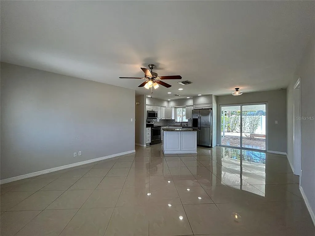3 bed, 2.0 bath, 1052 sqft, $3,000 — Photo 4