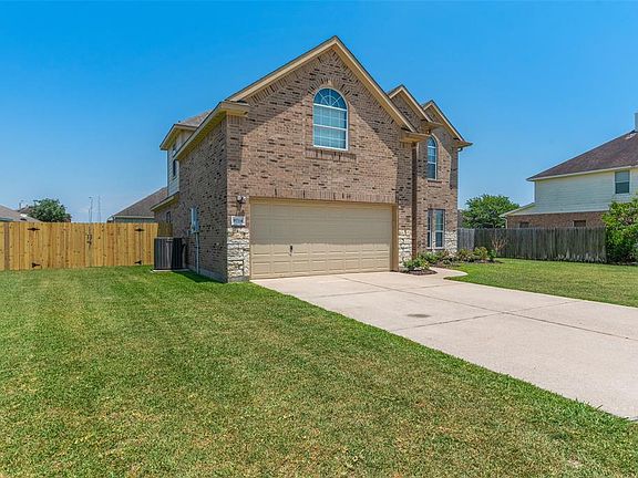 3rd image of 9714 Crestwood Dr