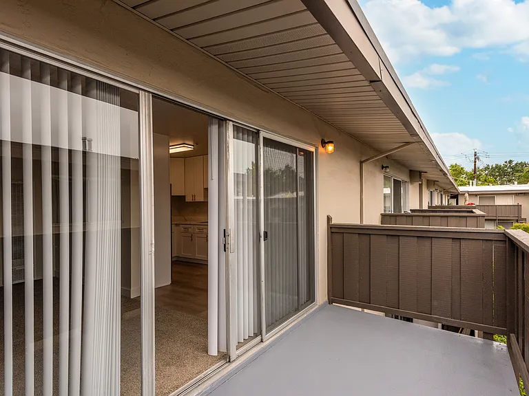 Los Robles Apartments — Photo 25