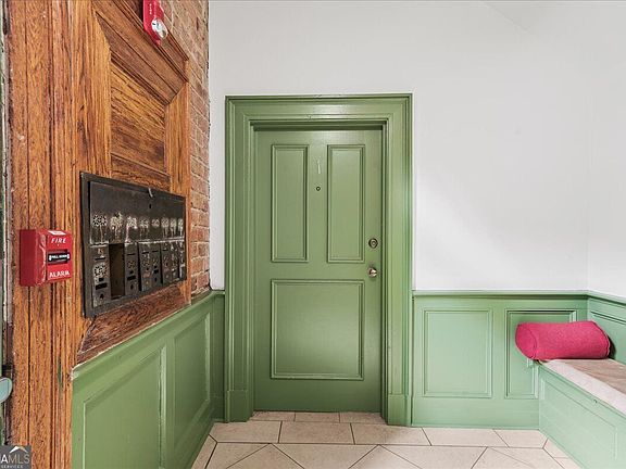 3rd image of 635 Myrtle St NE APT 1