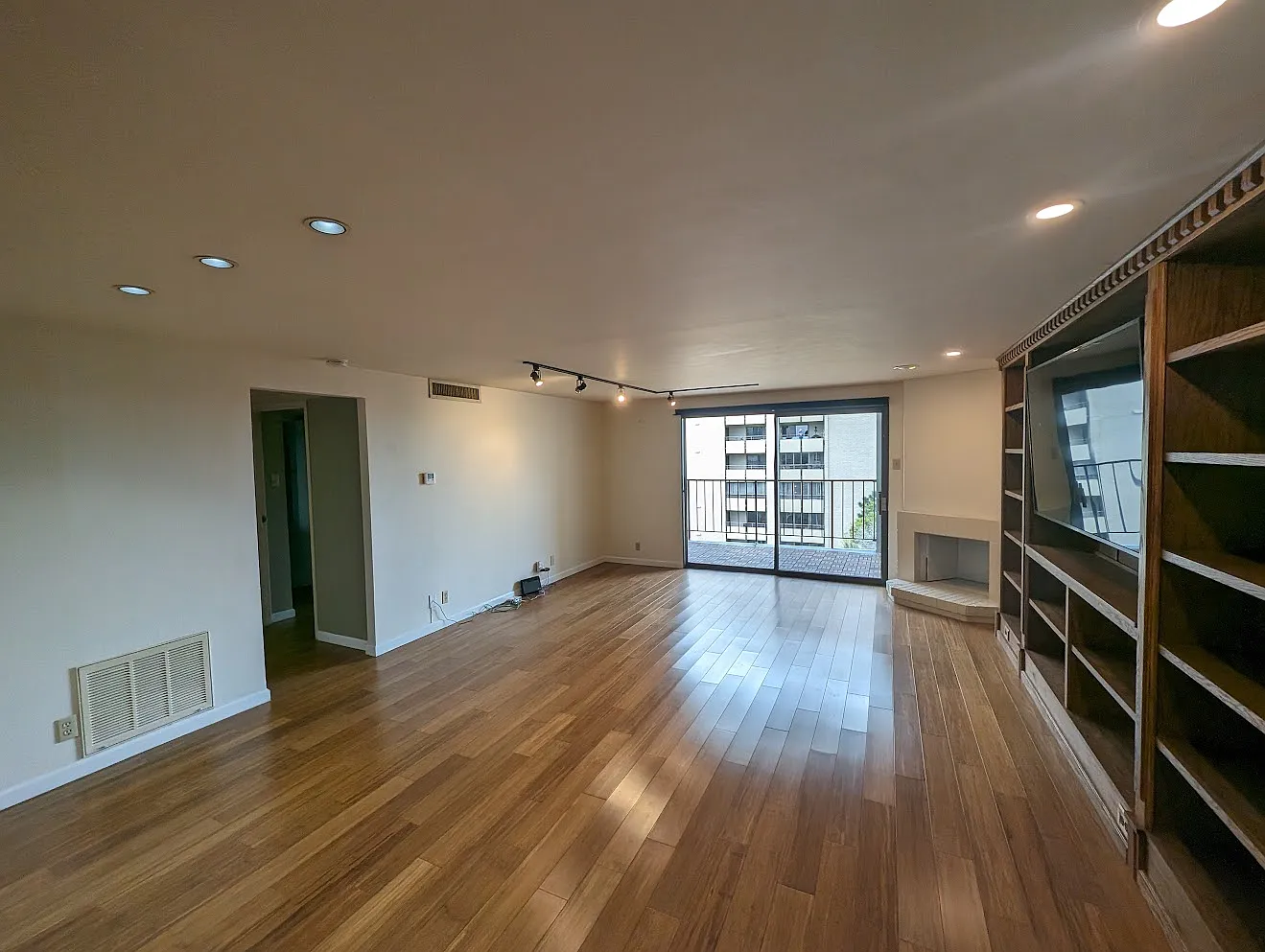 2 bed, 1067 sqft, $2,300 — Photo 3