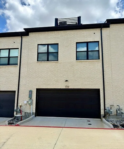 1752 Thornton Dr — Photo 3