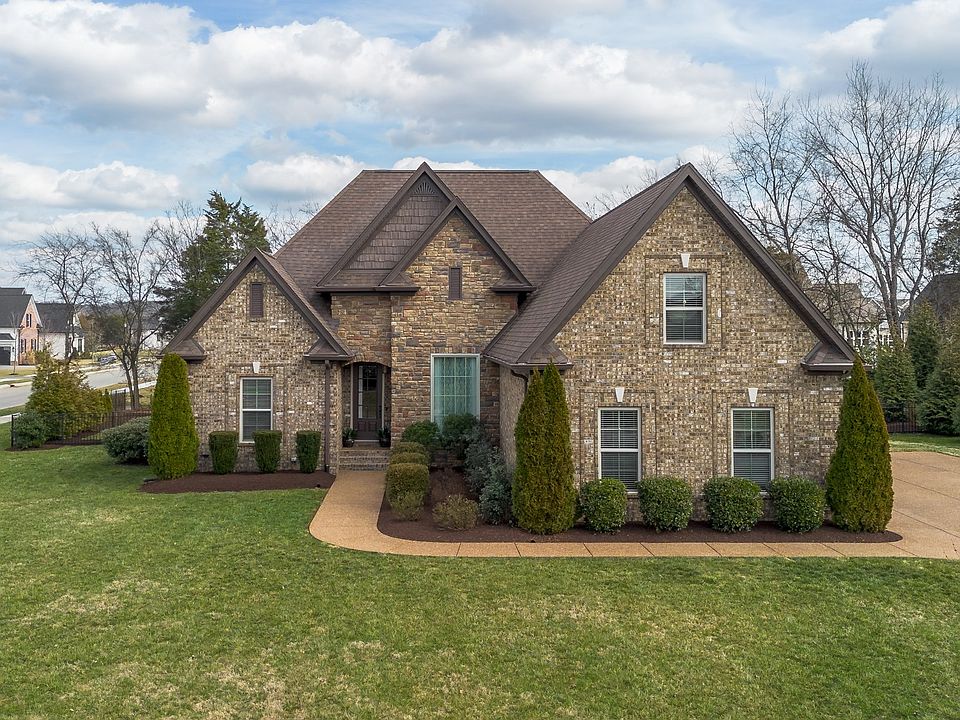 1st image of 901 Larkspur Ln