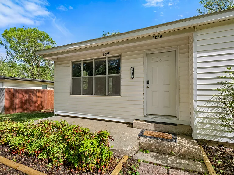 2228 W Wedington Dr — Photo 2