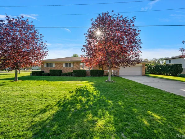 15 Pleasant Lake Dr, Waterford, MI 48327