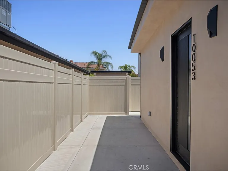 10053 Amestoy Ave — Photo 17