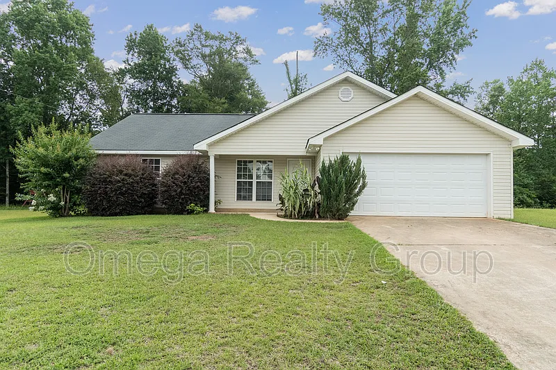 4 bed, 2.0 bath, 1396 sqft, $1,420 — Photo 1