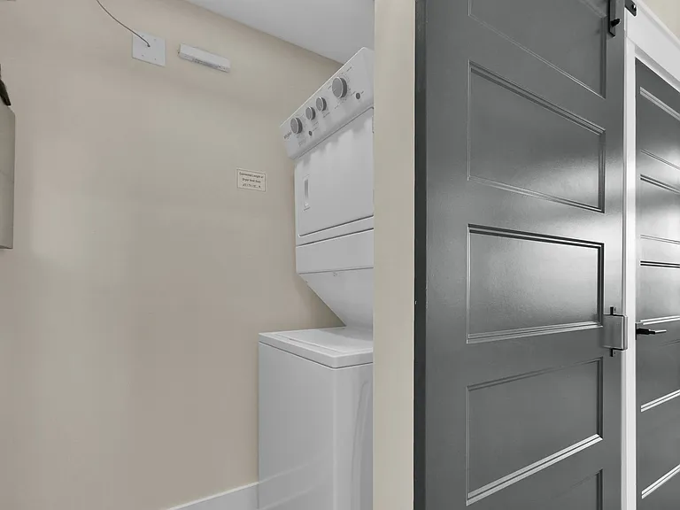 Beautiful luxury apartments available close to downtown! — Photo 53