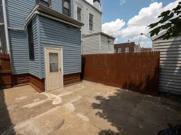 9728 Flatlands Avenue image 7 of 40