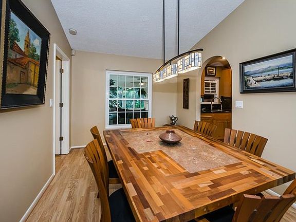 5th image of 212 Arbor Dr W