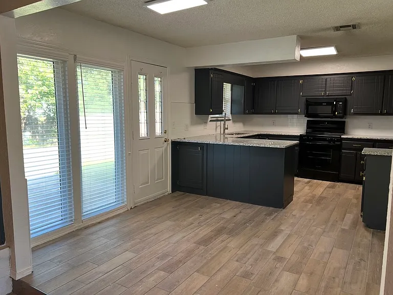 509 S Bouziden Dr — Photo 2