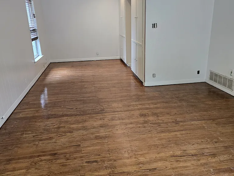 1620 Oakwood St — Photo 3