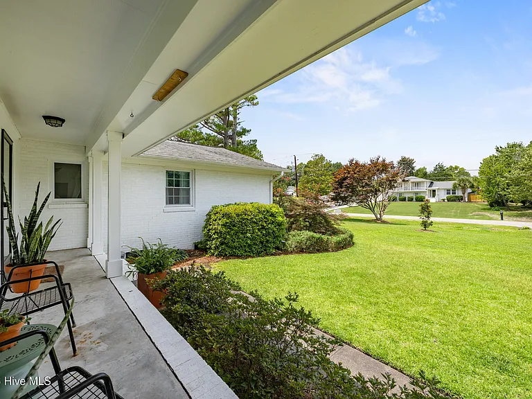 202 Windemere Rd — Photo 9