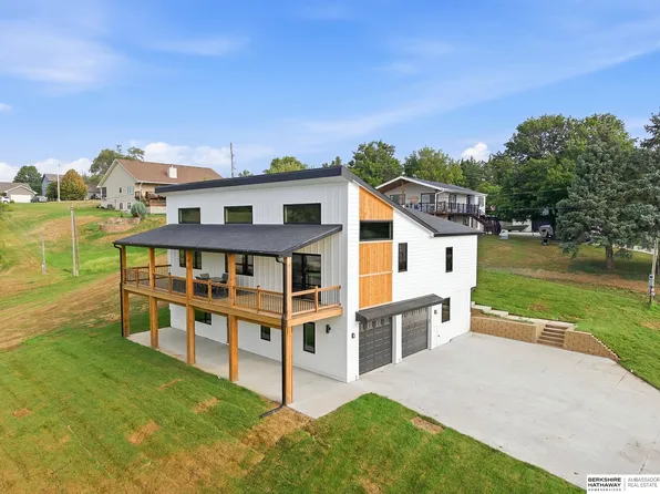 2390 Cambridge Dr, Plattsmouth, NE 68048