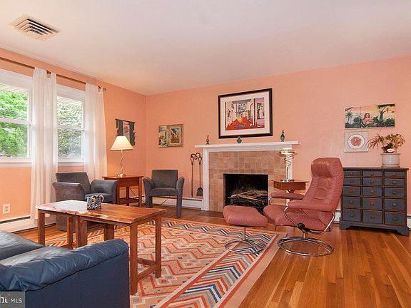 3rd image of 110 Evans St