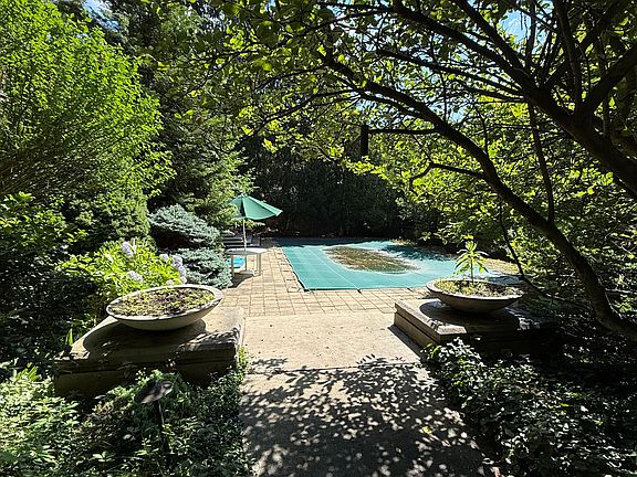 4th image of 225 Kenrick St #225