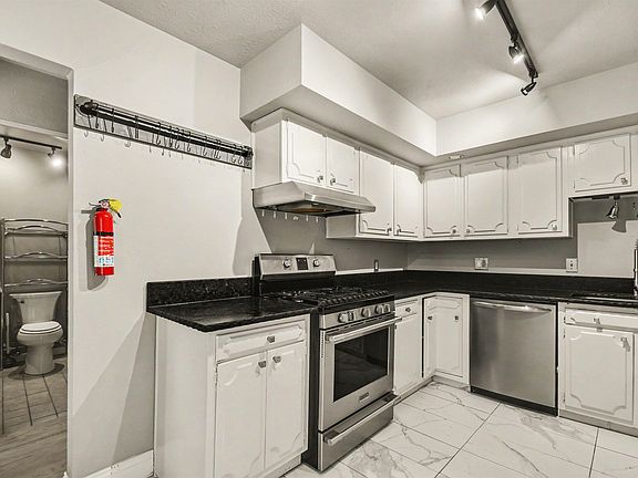 3rd image of 1824 Peachtree Ln