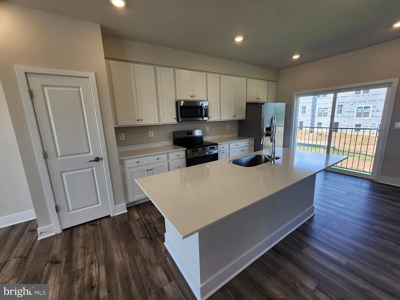 3 bed, 4.0 bath, 1838 sqft, $1,950 — Photo 4