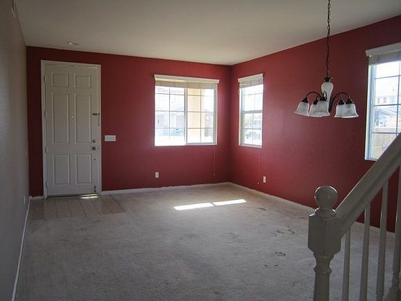 048-585914-living-room-2-22672404.jpg