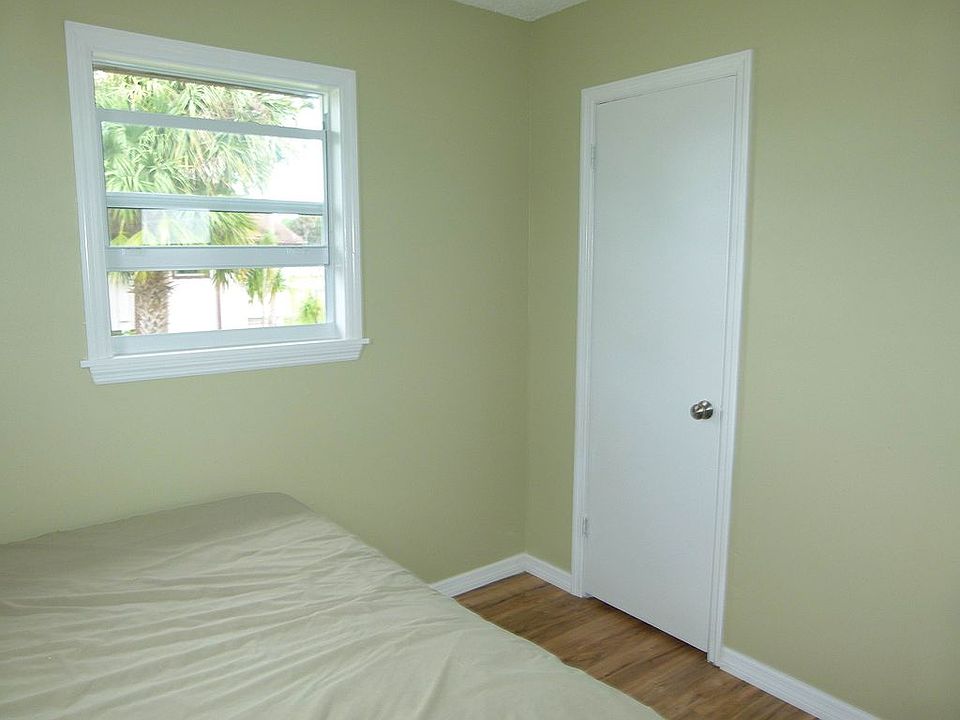 1st image of 1041 Pine Way