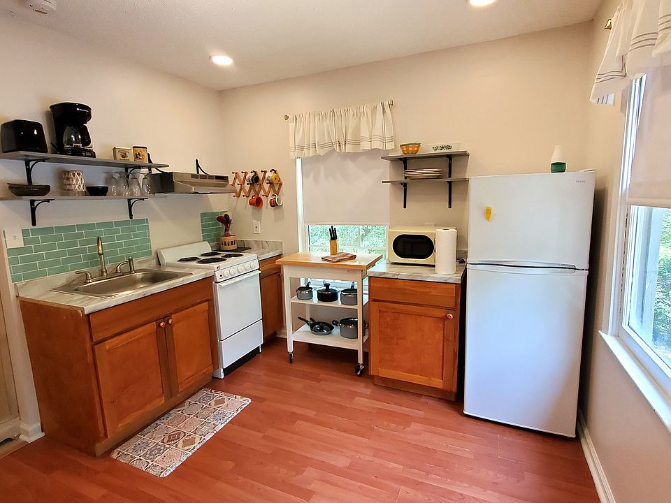 Eat-In Kitchen
