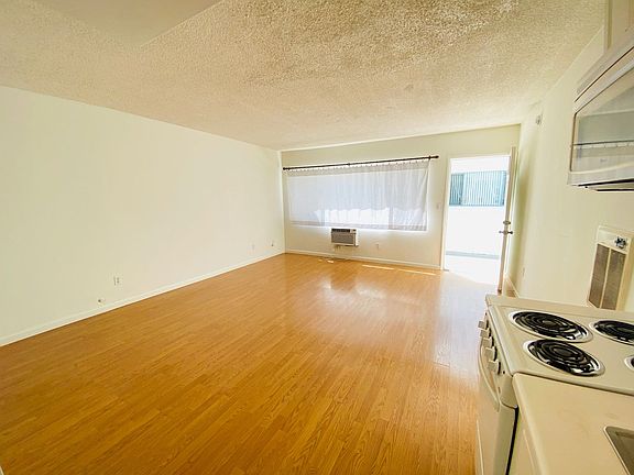 2nd image of 636 N St Andrews Pl APT 2