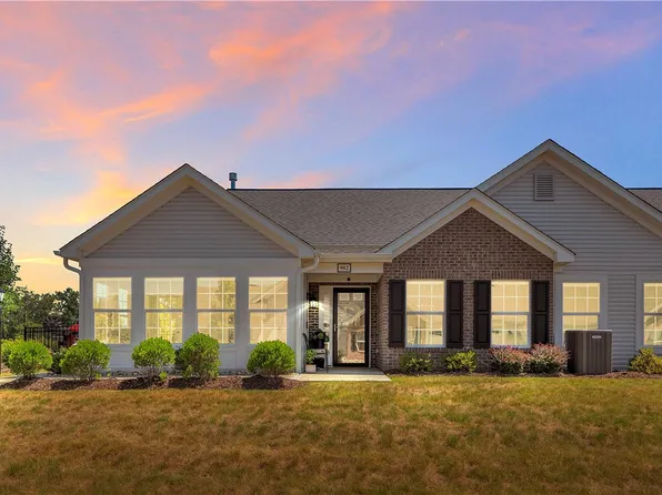 902 Spring Valley Dr, Zelienople, PA 16063