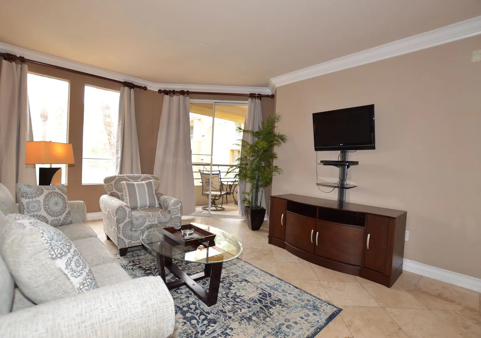 Meridian Fully Furnished Condo with Pool view. — Photo 2